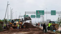 Строительная техника на дороге в аэропорт «Бен-Гурион»