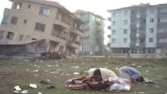 Tarkitti namoota salaataa jiran