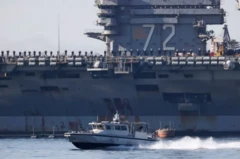 Le porte-avions Lincoln, d'un tonnage de 100 000 tonnes, se dirige vers les eaux du golfe Persique.