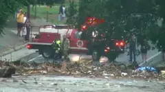 فرق الإنقاذ تفحص مياه الفيضانات المتصاعدة في نهر غوادالوبي 