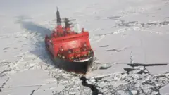 یخ‌شکن هسته‌ای روسیه که از میان توده‌های یخ به سمت قطب شمال در حرکت است
