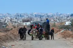 يتجه آلاف النازحين إلى شمال غزة على طول طريق الرشيد، بعد أن فتحت إسرائيل الطرق عبر معبر نتساريم
