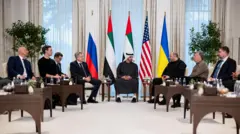 Президент Об’єднаних Арабських Еміратів шейх Мохаммед бін Заїд Аль Нагаян приймає керівників делегацій, які беруть участь у тристоронніх переговорах між США, Росією та Україною у палаці Аль-Шаті в Абу-Дабі: главу Офісу президента України Кирила Буданова, спеціального посланця США Стіва Віткоффа, секретаря Ради національної безпеки і оборони України Рустема Умєрова, начальника Головного управління Генерального штабу Збройних сил Росії Ігоря Костюкова та Джареда Кушнера.