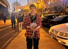 Motahareh Goonei de pie en la calle.