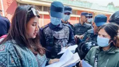 युक्रेन युद्धमा ज्यान गुमाएका केही मानिसका आफन्त डीएनए परीक्षणका लागि नमुना दिन काठमाण्डू आएका छन् 