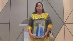 Lenny Damanik memegang foto putra 