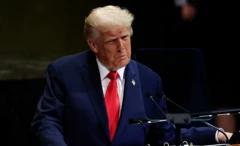 Trump sahnada nutq so'zlamoqda