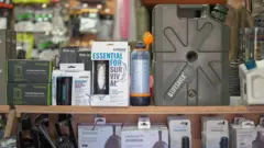 Uma prateleira de exposição exibe produtos de purificação de água e equipamentos de sobrevivência