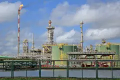 Una refinería en Surinam.