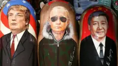 Unas matrioskas rusas con los rostros de Trump, Putin y Xi Jinping