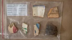 Foto de cacos de vidro e porcelana sobre uma mesa.