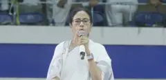 মমতা ব্যানার্জী ভাষণ দিচ্ছেন