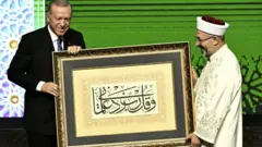 رجب طیب اردوګان د ترکیې مذهبي چارو (دیانت) له مشر علي ارباش سره.