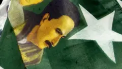 'सारे जहाँसे अच्छा हिन्दोस्ताँ हमारा' हे अजरामर गीत 1904 साली इकबाल यांच्या लेखणीतून आलं.