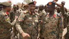 ጄኔራል አብዱል ፋታህ አል ቡርሃን ሰኞ ዕለት በድንበር አካባቢ ያሉ ወታደሮቻቸውን ጎብኝተዋል 
