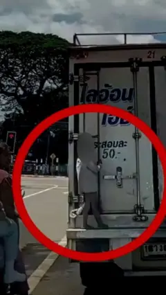 Niño colgado de un camión
