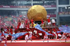 12 Haziran 2026 tarihinde Toronto'daki Toronto Stadyumu'nda Kanada ile Bosna-Hersek arasında oynanacak B Grubu futbol maçı öncesinde, 2026 Dünya Kupası futbol turnuvasının açılış töreninde sanatçılar sahne alıyor. Kırmızı beyaz giysili dansçılar hareket halinde ve ortada sahne üzerinde dev bir altın rengi top üzerinde kanada bayrağı sembolü akçaağaç yaprağı görülüyor