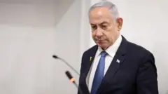 رئيس الوزراء الإسرائيلي بنيامين نتنياهو خلال حضور محاكمته بتهم الفساد في محكمة في تل أبيب