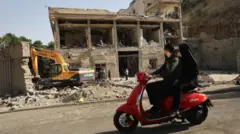 Prédio bombardeado por Israel no Irã