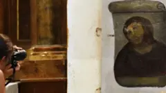 Uma turista fotografa o Ecce Homo restaurado no Santuário da Misericórdia em Borja