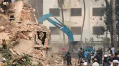 ধানমন্ডি ৩২ নম্বর এক্সক্যাভেটর দিয়ে ভাঙা হচ্ছে