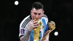 Lionel Messi tras la final de la Copa Mundial de la FIFA Catar 2022 entre Argentina y Francia, el 18 de diciembre de 2022 en la ciudad de Lusail, Catar.