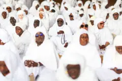Les adeptes de la confrérie soufi Layene, vêtus de blanc, se rassemblent pour accomplir la prière de l'Aïd al-Fitr sur la plage, dans le quartier de Yoff à Dakar, au Sénégal, le 25 mars 2025. 