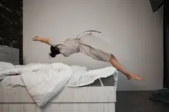 Yatağa düşen bir kadın