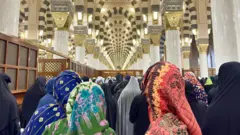 حاجّات من دول مختلفة حول العالم في المسجد النبوي في المدينة المنورة بالمملكة العربية السعودية، في 23 أكتوبر/تشرين الأول 2024.