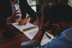 විත්තිකරුවන් වෙනුවෙන් නීතිඥවරුන් පෙනී සිටින්නේ ඇයි? නීතිමය පසුබිම කුමක්ද? සහ ඒ හරහා අපරාධවලට සම්බන්ධ පුද්ගලයන්ට නීතියෙන් ගැලවීමක් ලබා ගැනීමට හැකි ද? වැනි බොහෝ දෙනෙකු මතු කරන ගැටලු සම්බන්ධව බීබීසී සිංහල සේවය කොළඹ විශ්වවිද්‍යාලයේ නීති පීඨයේ, ජ්‍යෙෂ්ඨ කථිකාචාර්ය ආචාර්ය මේනක හරන්කහගෙන් විමසීමක් සිදු කළේ ය.