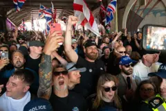 Manifestantes con banderas de Reino Unido y de Inglaterra.
