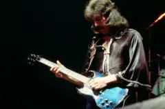Tony Iommi tocando guitarra