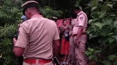 সাপ ও বন্যপ্রাণী অধ্যুষিত ওই জঙ্গলের এক গুহায় দুই মেয়েকে নিয়ে বাস করছিলেন ওই রুশ নারী
