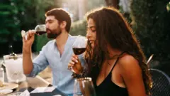 మద్యం తాగుతున్న పురుషుడు, మహిళ