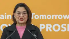 ဖိလစ်ပိုင်နိုင်ငံရဲ့ သမ္မတရုံး ပြောရေးဆိုခွင့်ရှိသူ မစ္စ ကလဲ ကတ်စထရို (ပုံဟောင်း) 