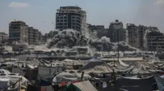 Fumaça sobe na Harmony Tower após um ataque aéreo israelense no oeste da cidade de Gaza.