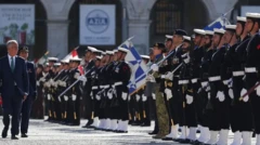 رئیس‌جمهور پرتغال، مارسلو ربلو دی سوسا در حال عبور از جلوی صف سربازان