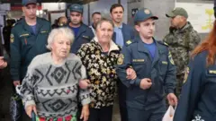 Сотрудники МЧС России помогают пенсионерам эвакуироваться