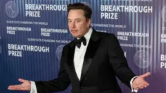 ایلان ماسک با دستانی باز ژست گرفته