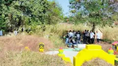 Polisi melakukan olah TKP di areal Tempat Pemakaman Umum (TPU) Talang Kerikil, Kecamatan Sukarami, Palembang, Sumatera Selatan.