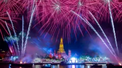 พลุไฟตระการตาต้อนรับปีเถาะในประเทศไทย
