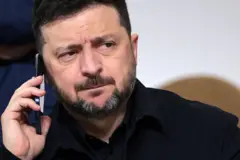 O presidente da Ucrânia, Volodymyr Zelensky, falando ao telefone celular