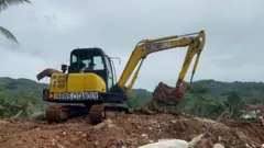 Процесс поиска и спасения жертв оползня в районе Маженанг, округ Чилакап