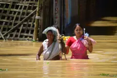 ၂၀၂၆ ခုနှစ်၊ ဇူလိုင်လအတွင်း အာသံပြည်နယ် ရေကြီးမှုမှာ ခါးလောက်ကြီးနေတဲ့ ရေထဲ လမ်းလျှောက်နေတဲ့ ဆာရီဝတ် အမျိုးသမီး ၂ ဦးကို မြင်တွေ့ရတာဖြစ်ပါတယ်။