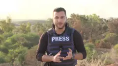 لحظة استهداف بلدة سديروت بالصواريخ أثناء بث طاقم بي بي سي