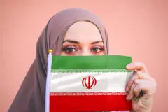 Mace riƙe da tutar Iran
