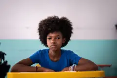 Fille au visage fermé
