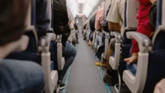 راهرو‌های هواپیما باریک و فضای بین صندلی‌ها تنگ است