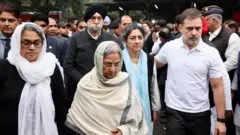 पूर्व प्रधानमंत्री मनमोहन सिंह के परिवार के साथ राहुल गांधी