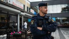 Un agente de policía patrulla la plaza principal de Rinkeby, Suecia.